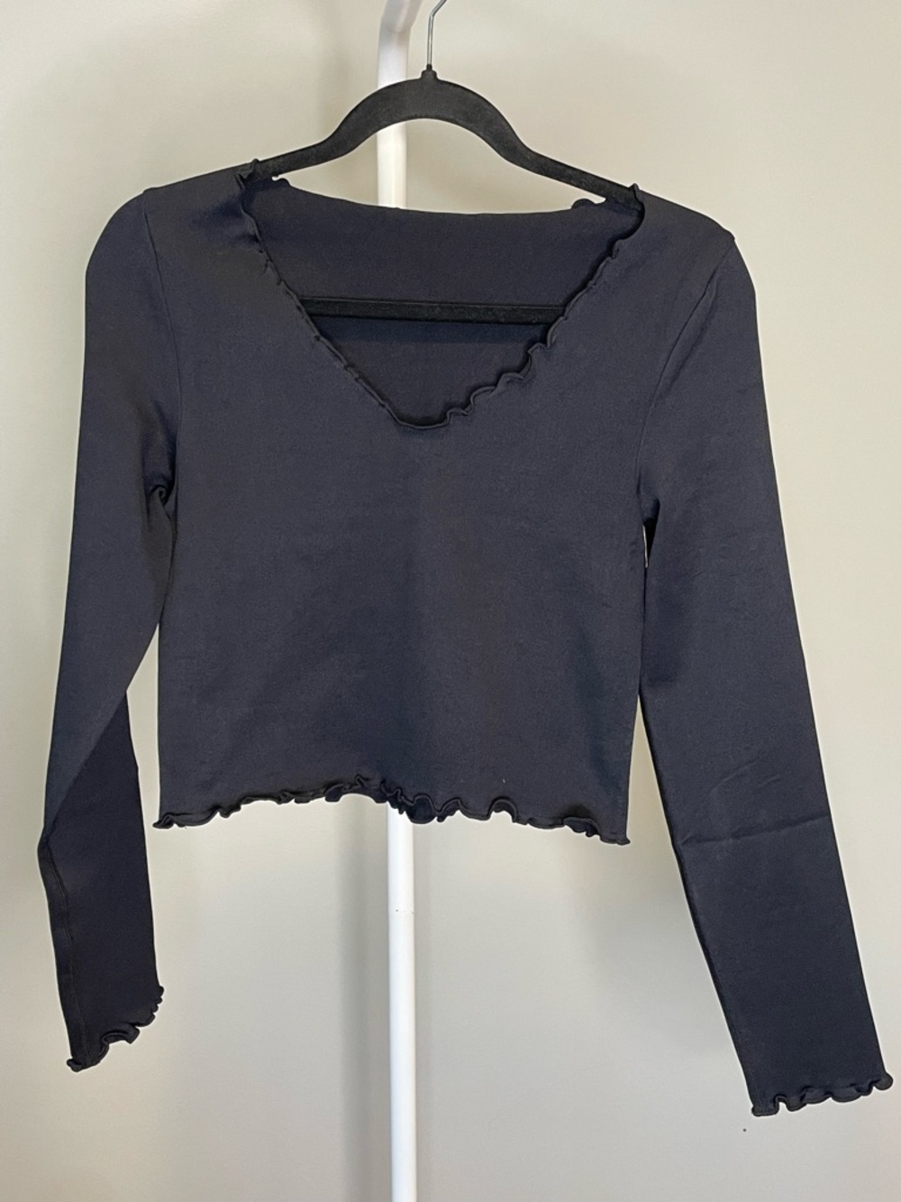 OQQ Women’s Black Lettuce-Edge Long Sleeve Crop Top